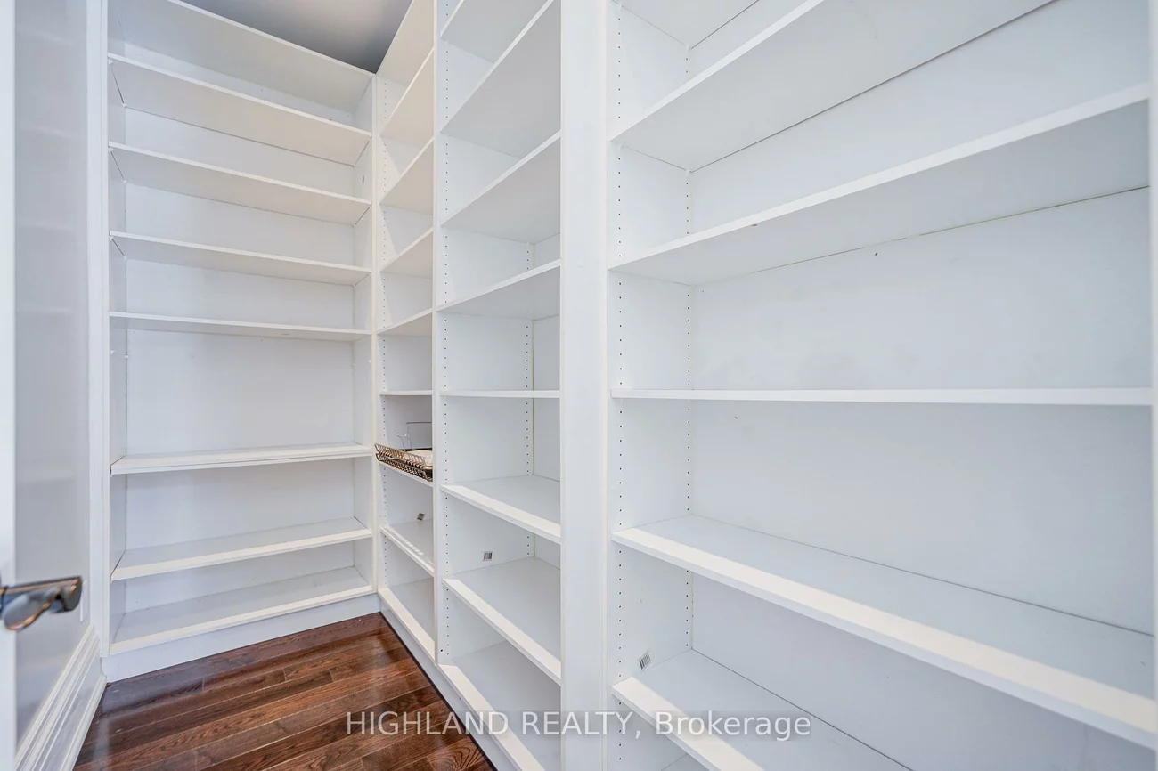 108, Livno, 1001 - BR Bronte, Oakville