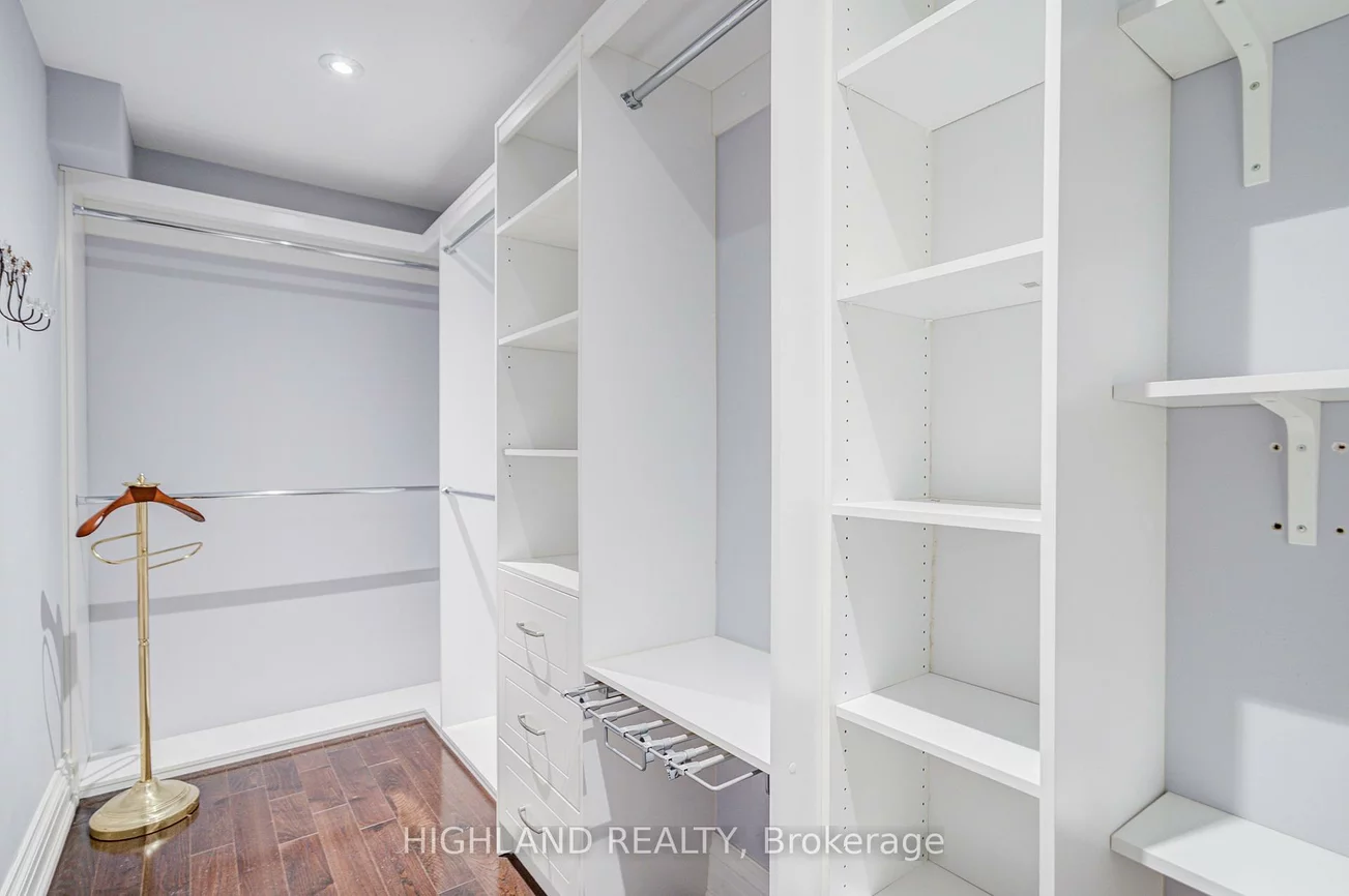 108, Livno, 1001 - BR Bronte, Oakville