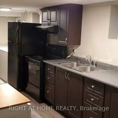 130, Prince Charles, 1002 - CO Central, Oakville