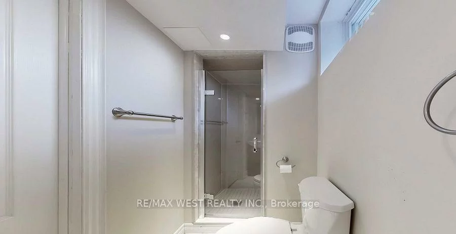 194, Sewell, 1003 - CP College Park, Oakville