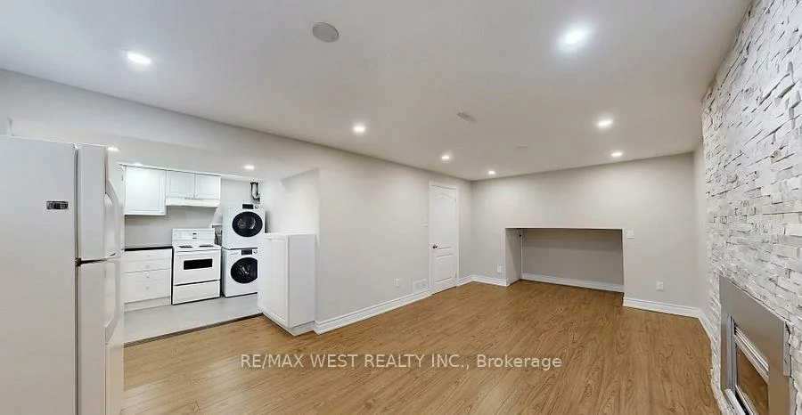 194, Sewell, 1003 - CP College Park, Oakville