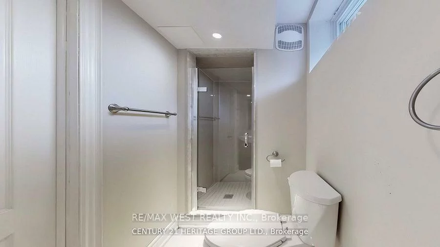 194, Sewell, 1003 - CP College Park, Oakville