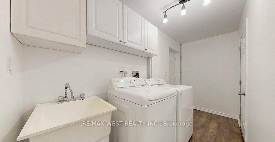 194, Sewell, 1003 - CP College Park, Oakville