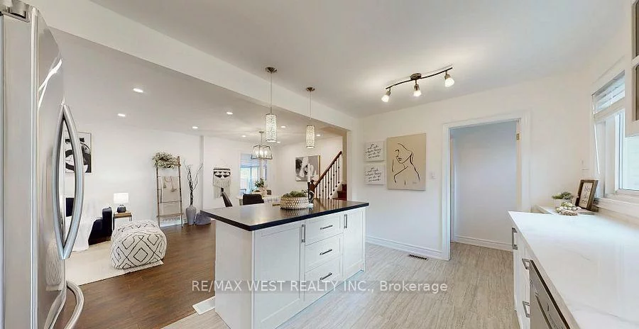 194, Sewell, 1003 - CP College Park, Oakville