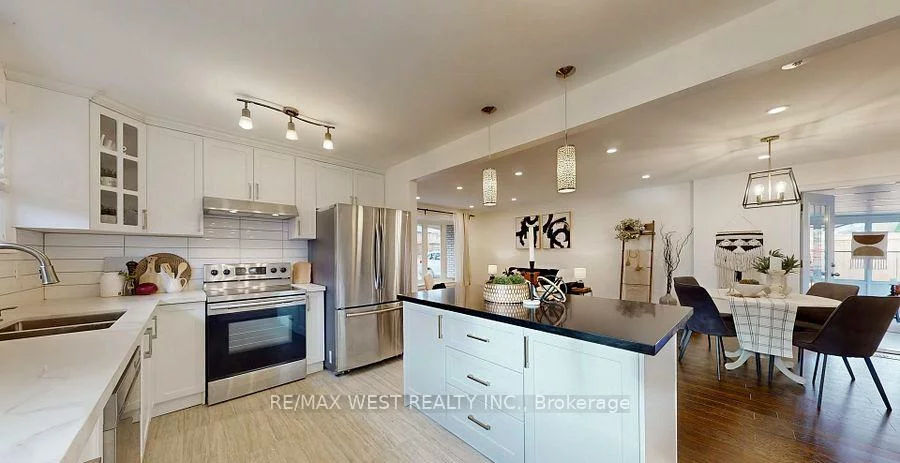 194, Sewell, 1003 - CP College Park, Oakville