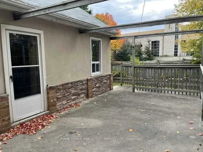 235, Lakeshore, 1002 - CO Central, Oakville