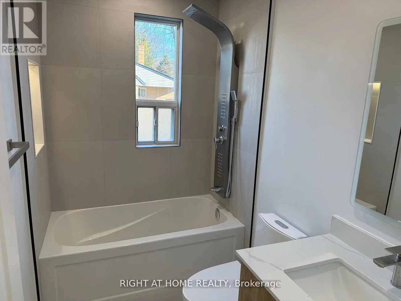 156, Westside, 1002 - CO Central, Oakville