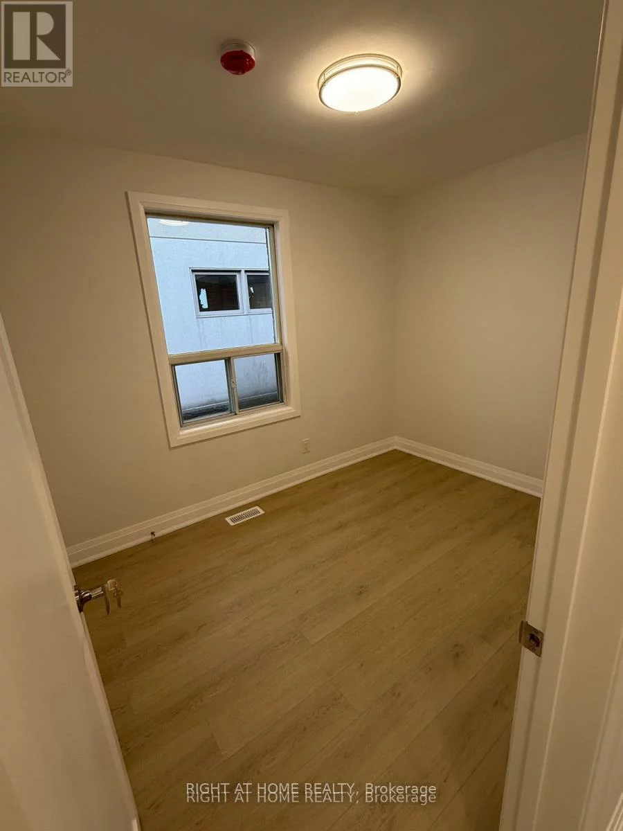 156, Westside, 1002 - CO Central, Oakville