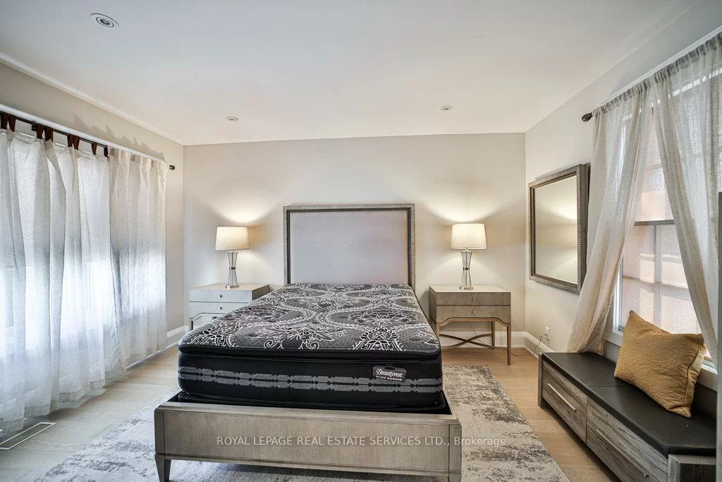 128, Chisholm, 1002 - CO Central, Oakville