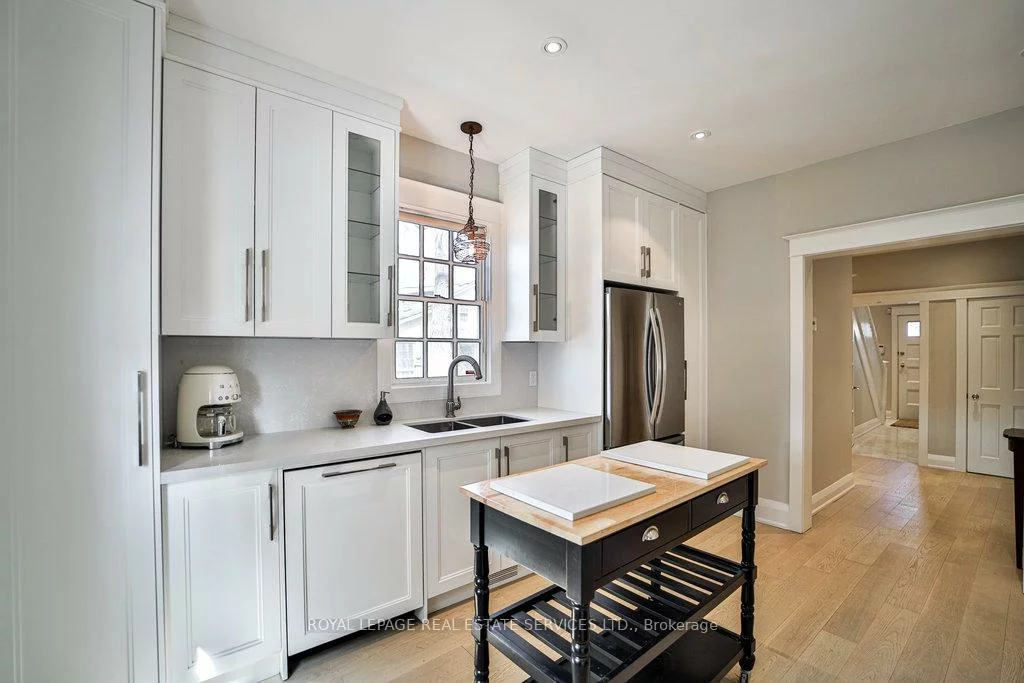 128, Chisholm, 1002 - CO Central, Oakville