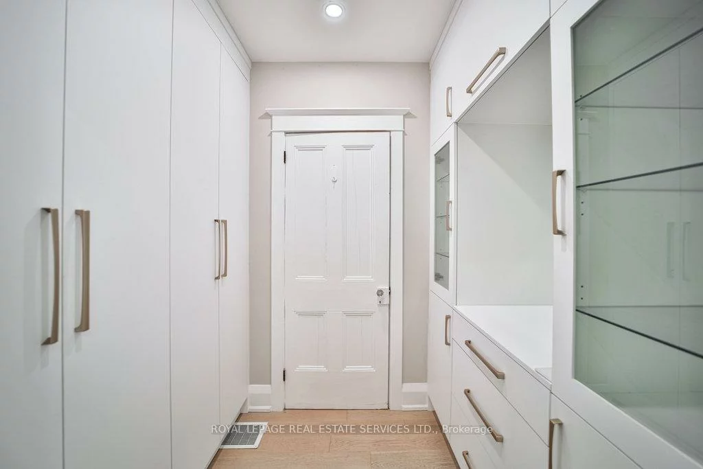 128, Chisholm, 1002 - CO Central, Oakville