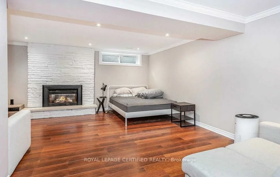 1466, Seagram, 1017 - SW Southwest, Oakville