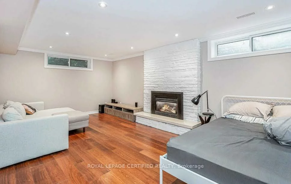 1466, Seagram, 1017 - SW Southwest, Oakville