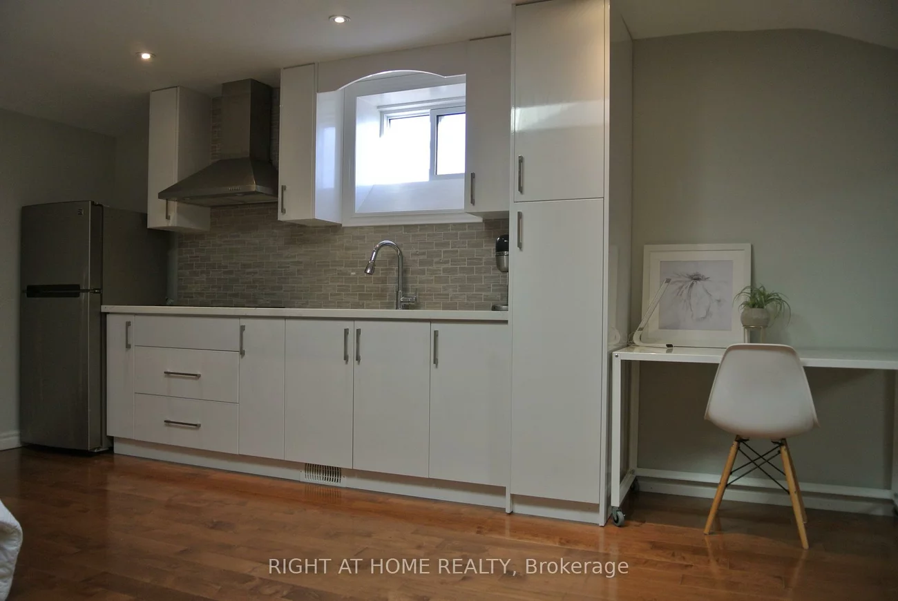 1088, Pearson, 1003 - CP College Park, Oakville