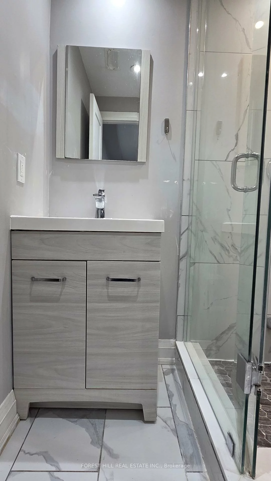 181, North Service, 1003 - CP College Park, Oakville