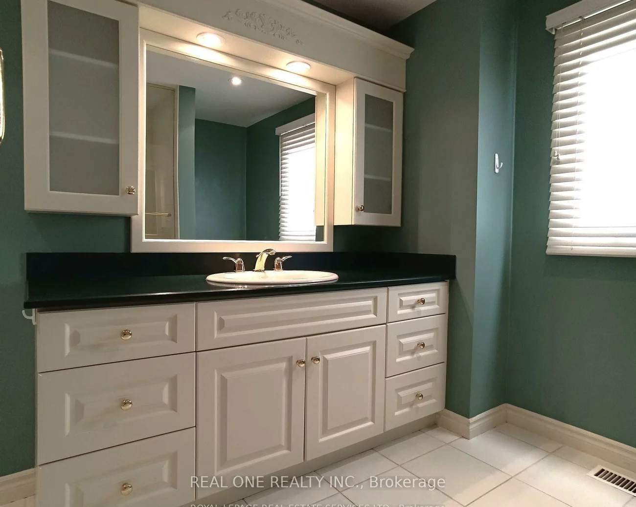 236, Ash Tree, 1006 - FD Ford, Oakville