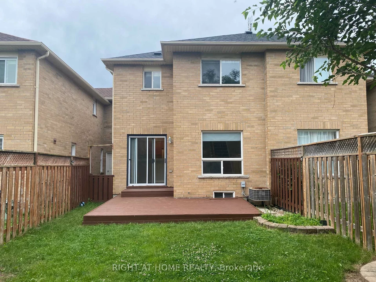 2351, Newcastle, 1022 - WT West Oak Trails, Oakville