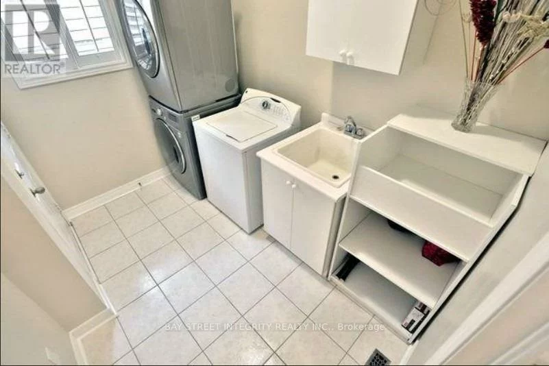 1383, Liverpool, 1022 - WT West Oak Trails, Oakville
