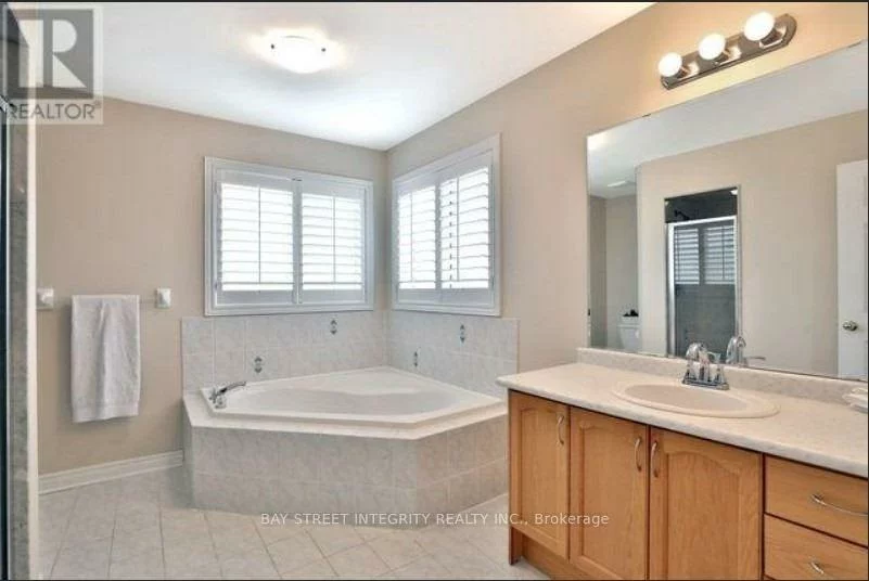 1383, Liverpool, 1022 - WT West Oak Trails, Oakville