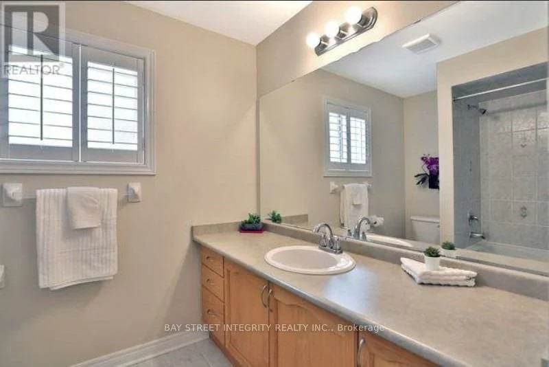 1383, Liverpool, 1022 - WT West Oak Trails, Oakville