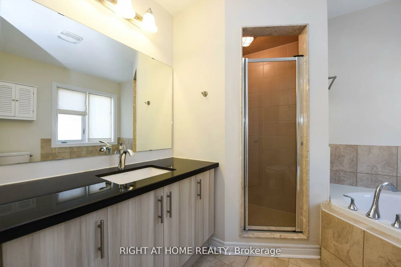 245, Sarah Cline, 1008 - GO Glenorchy, Oakville