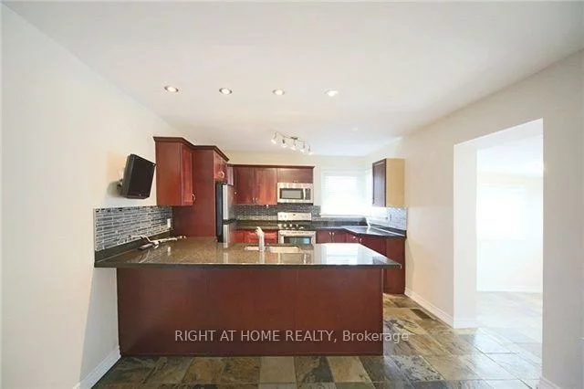 580, Taplow, 1020 - WO West, Oakville