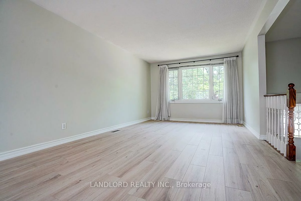 2294, Wyandotte, 1020 - WO West, Oakville