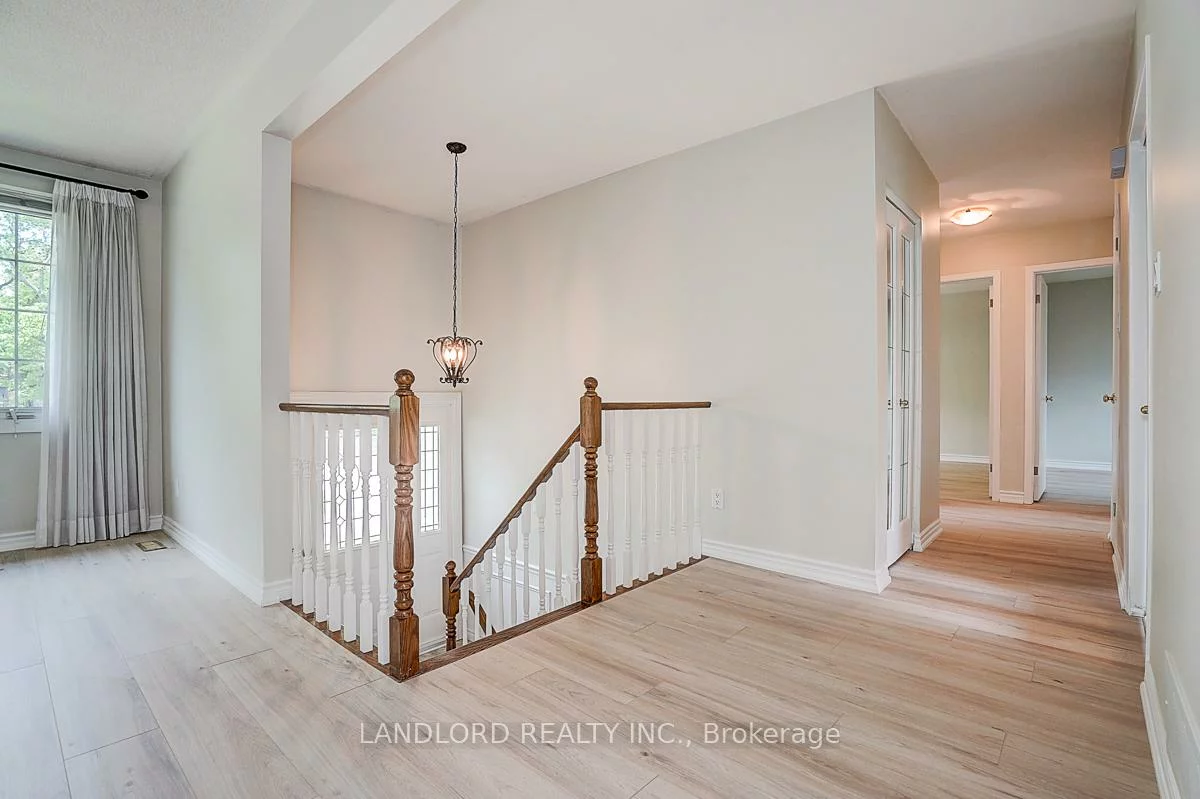 2294, Wyandotte, 1020 - WO West, Oakville