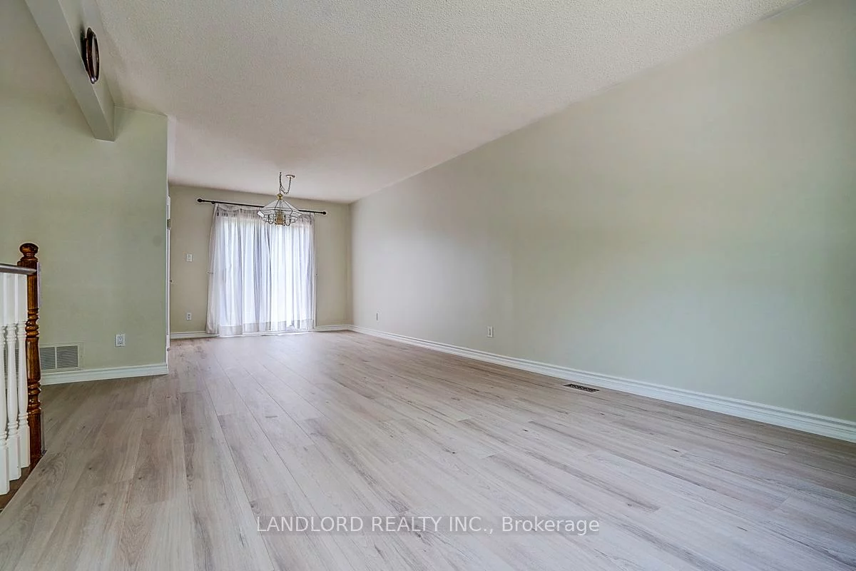 2294, Wyandotte, 1020 - WO West, Oakville