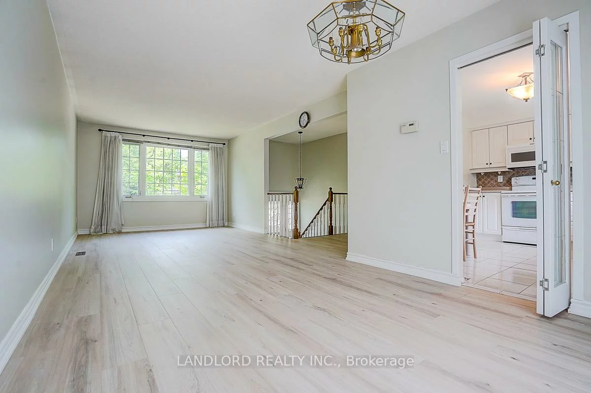 2294, Wyandotte, 1020 - WO West, Oakville