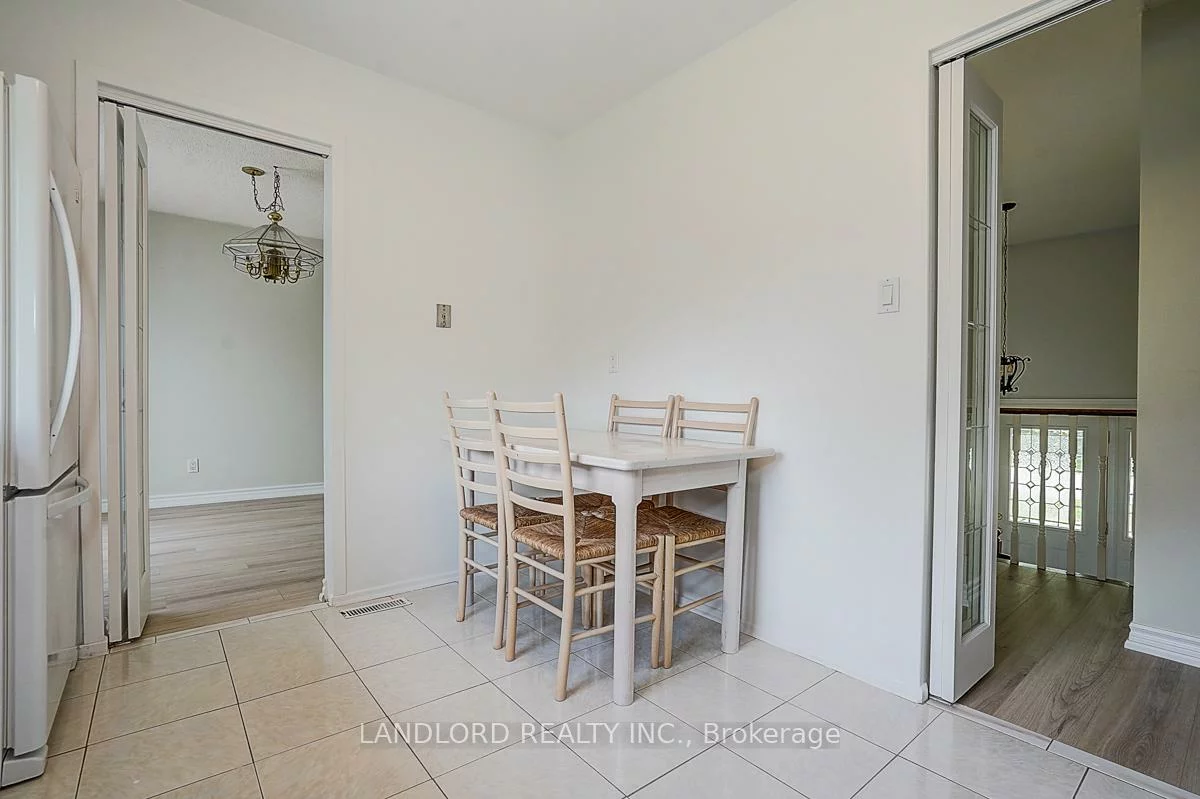 2294, Wyandotte, 1020 - WO West, Oakville