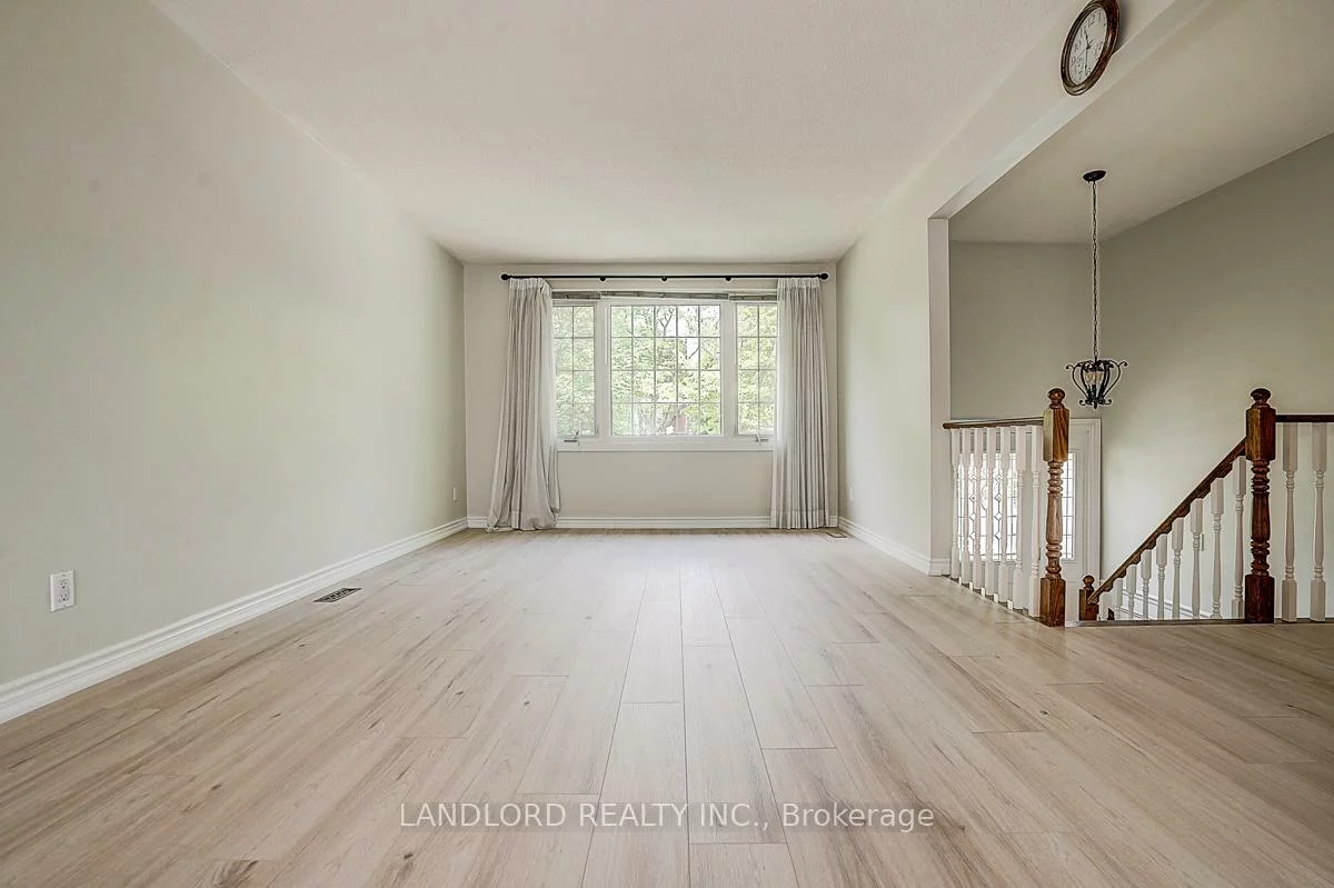 2294, Wyandotte, 1020 - WO West, Oakville