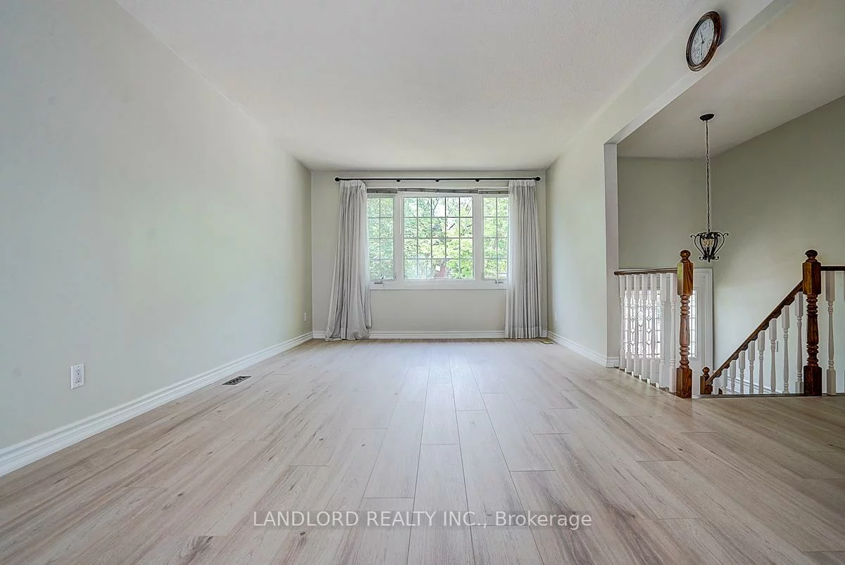 2294, Wyandotte, 1020 - WO West, Oakville