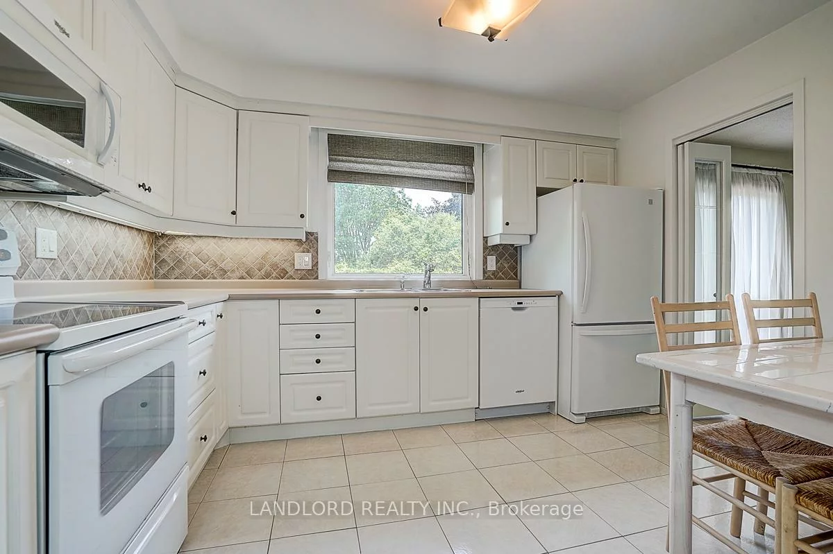 2294, Wyandotte, 1020 - WO West, Oakville