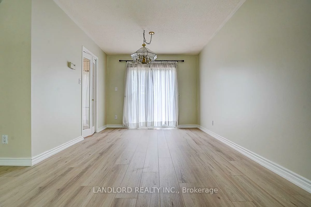 2294, Wyandotte, 1020 - WO West, Oakville