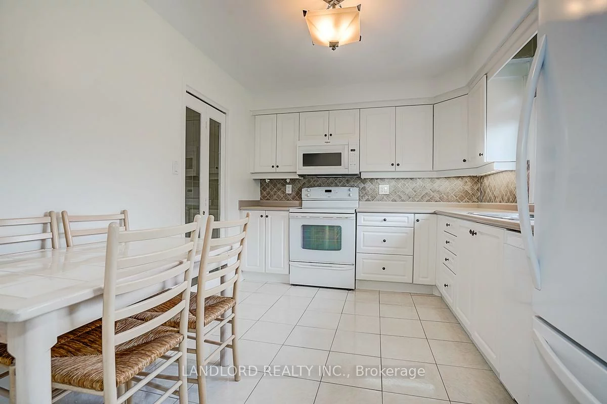 2294, Wyandotte, 1020 - WO West, Oakville