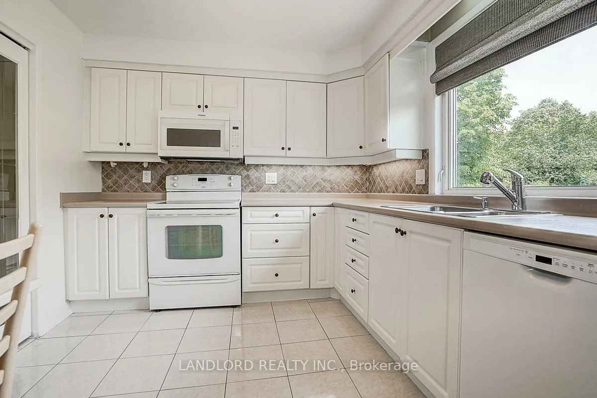 2294, Wyandotte, 1020 - WO West, Oakville