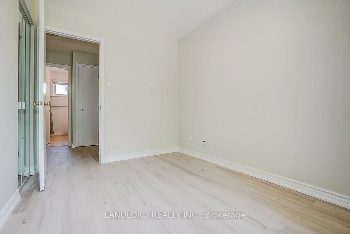 2294, Wyandotte, 1020 - WO West, Oakville