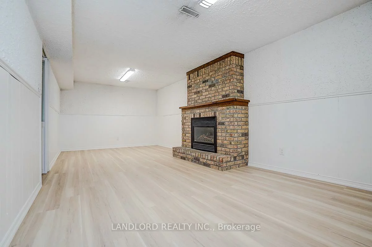 2294, Wyandotte, 1020 - WO West, Oakville