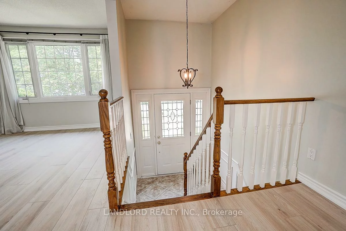 2294, Wyandotte, 1020 - WO West, Oakville