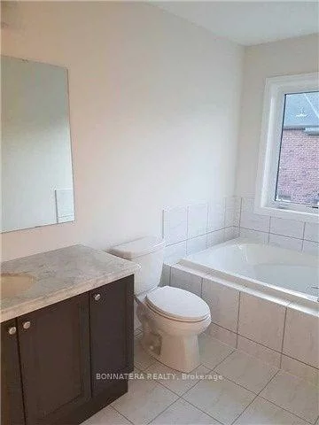 121, Huguenot, 1008 - GO Glenorchy, Oakville