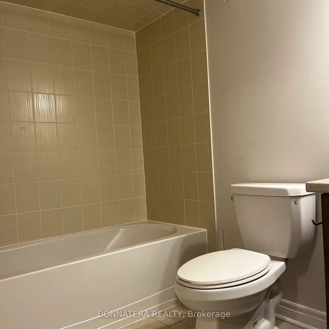 121, Huguenot, 1008 - GO Glenorchy, Oakville