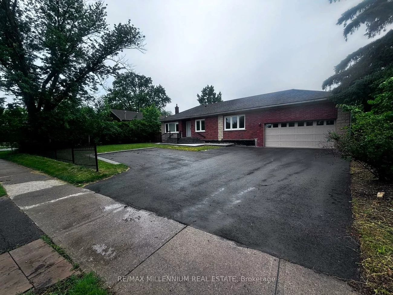 1285, Rebecca, 1020 - WO West, Oakville
