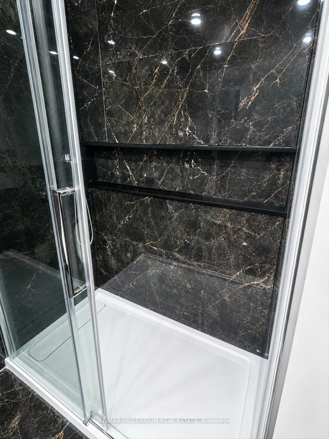 1285, Rebecca, 1020 - WO West, Oakville
