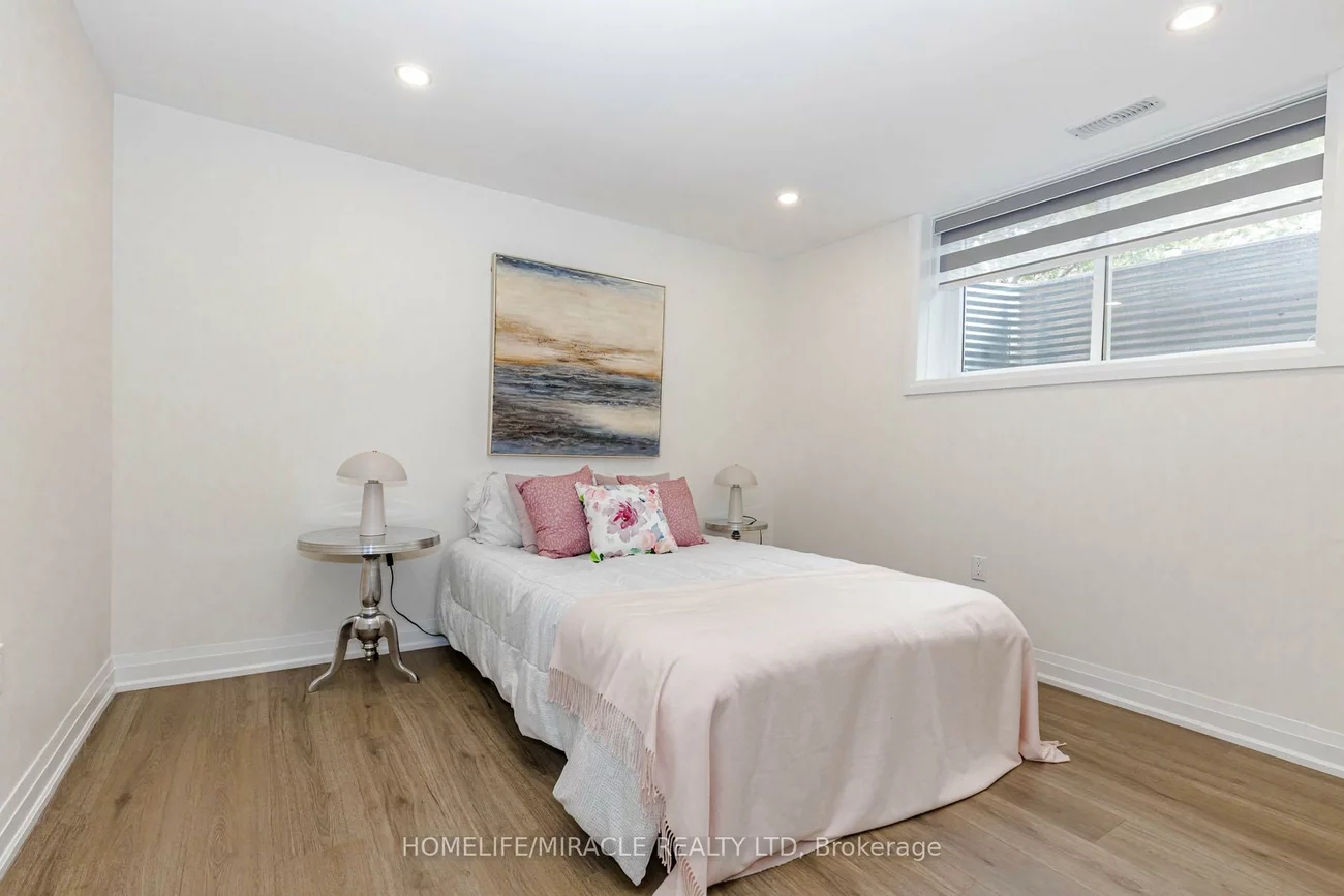 563, Taplow, 1020 - WO West, Oakville