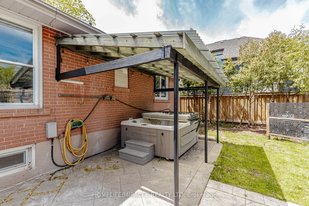 563, Taplow, 1020 - WO West, Oakville