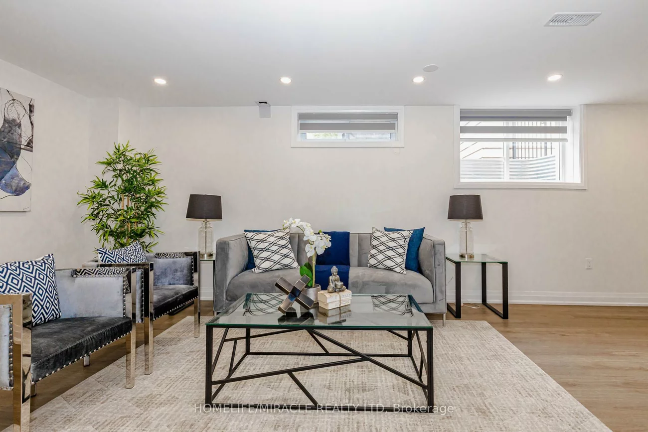 563, Taplow, 1020 - WO West, Oakville