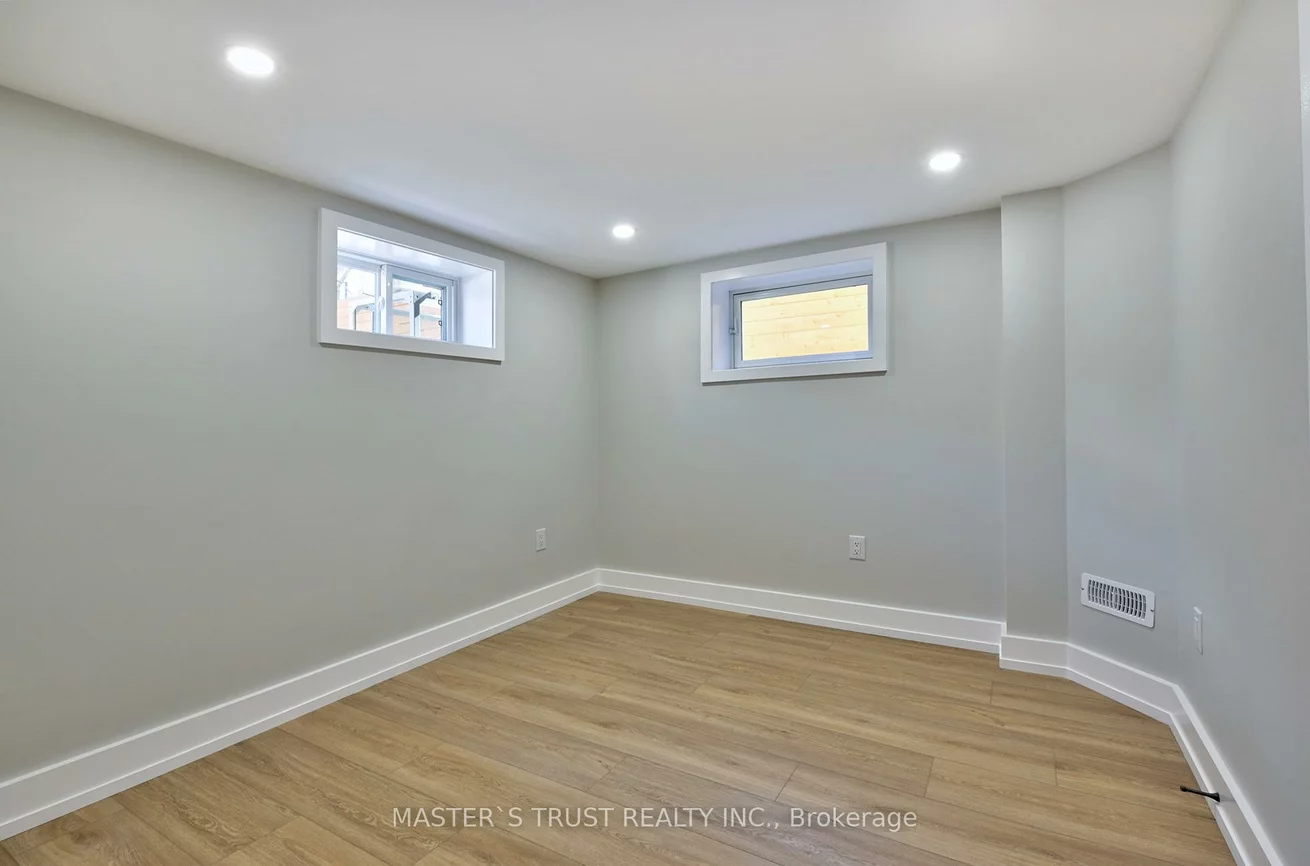 28, Florence, 1002 - CO Central, Oakville