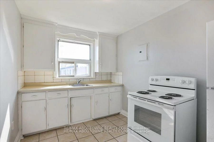 1031, Churchill, 1003 - CP College Park, Oakville