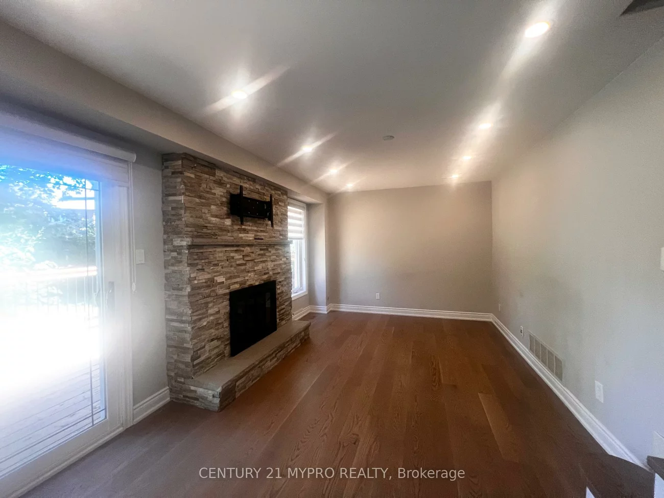 163, Romain, 1003 - CP College Park, Oakville